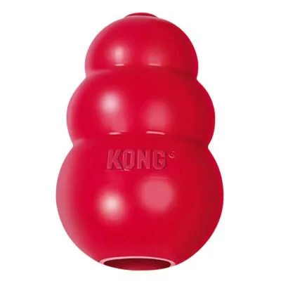 Bild av en röd, gummi Kong hundleksak. Den är konformad med ett ihåligt centrum och tre lökformade, staplade sektioner. Ordet "KONG" är präglat på sidan av leksaken. Designad för att vara hållbar och används vanligtvis för hundlek och tuggning.