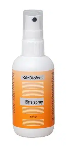 Bilden visar en vit plastflaska med ett spraymunstycke märkt "Diafarm Bitterspray" i svart text på orange bakgrund. Denna medicinflaska, idealisk för djurägare, innehåller 100 ml vätska och är lämplig för hundar och katter för att förhindra att de tuggar oönskade föremål.