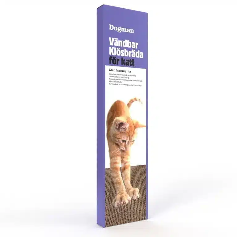 Ett högt, rektangulärt lila paket märkt "Dogman Vändbar Klösbräda för katt" har en bild av en orange katt som skrapar en brun yta. Texten på förpackningen framhäver produktens vändbara design, vilket gör den perfekt för alla katter som behöver en ny skrapstolpe.