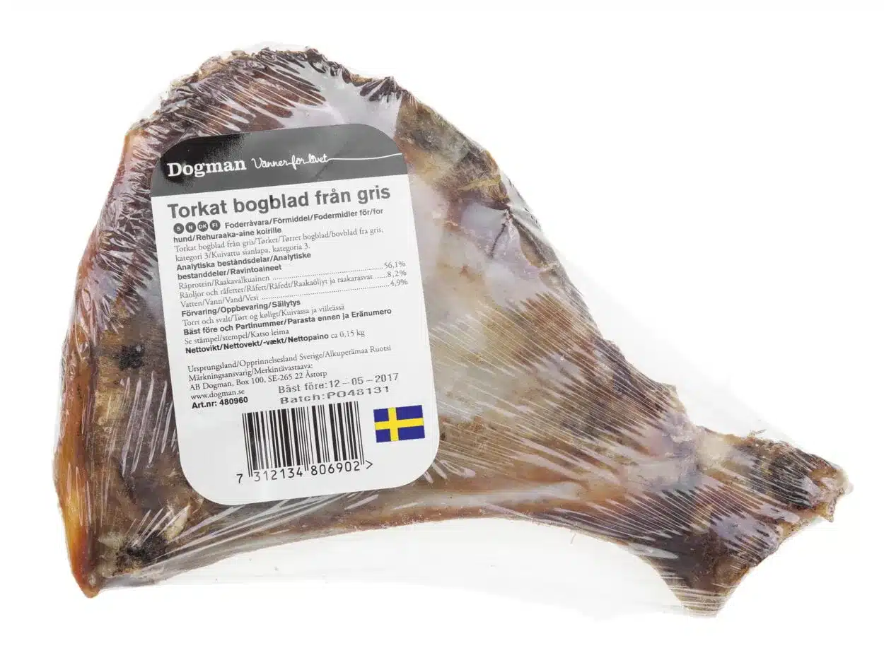 En förpackad bit torkat fläskaxelblad med en vit etikett med text och en streckkod. Förpackningen innehåller en liten svensk flagga.