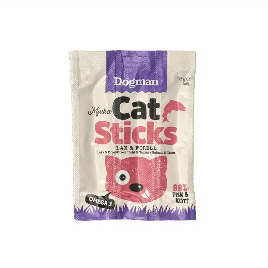 Ett paket Cat Sticks av märket Dogman, märkt "Mjuka Cat Sticks" med smak av lax och öring. Förpackningen är ljus med lila och rosa accenter, med en illustration av ett katthuvud och fisk. Den innehåller 18 g, vilket framhäver 88 % fiskinnehåll och Omega 3 för din petzis förtjusning.