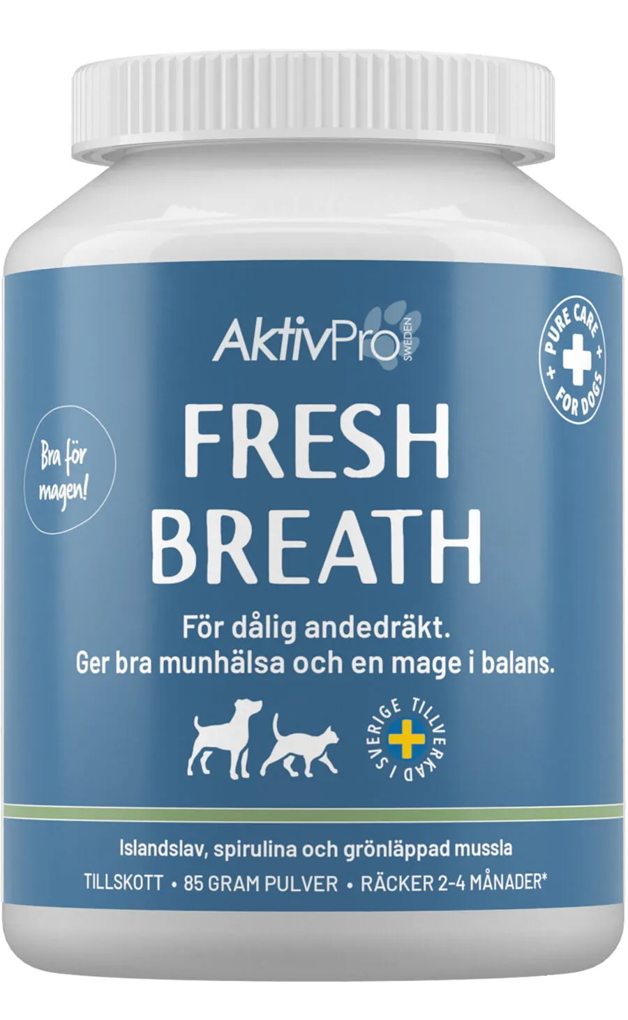 En blå behållare med vitt lock märkt "AktivPro FRESH BREATH" för hundar och katter. Texten hävdar att det hjälper mot dålig andedräkt och främjar mun- och tarmhälsa. Innehåller ingredienser som isländsk mossa, spirulina och grönläppad mussla. Nettovikt: 85 gram. Passar både hund och katt.