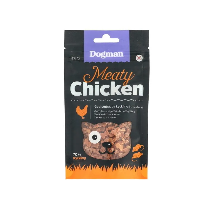 Ett paket Dogman Meaty Chicken kattgodis. Det huvudsakligen svarta paketet med en orange nederkant har en tecknad illustration av en katts ansikte med en kycklingklubba till höger. Texten lyder "Dogman Meaty Chicken" och framhäver 70 % kycklinginnehåll, perfekt för din pälsiga petzi.