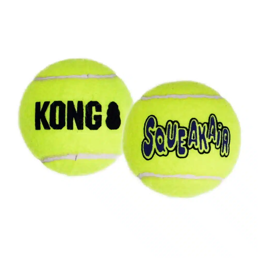 Två neongula tennisbollar designade för husdjur. Den ena bollen har "KONG" skriven med djärva svarta bokstäver med en svart logotyp, och den andra bollen har "SqueakAir" i lekfulla blå och svarta bokstäver. Båda har vita ränder som liknar traditionella tennisbollar – perfekt för din katt eller hund.