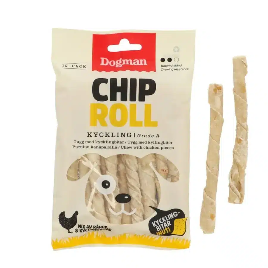 Ett paket Dogman Chip Roll Kyckling hundgodis visas. Förpackningen är vit och har en illustration av en hund på framsidan. Två av de vridna chipsrullarna läggs bredvid förpackningen. Texten på förpackningen är på svenska och nämner kycklingbitar.