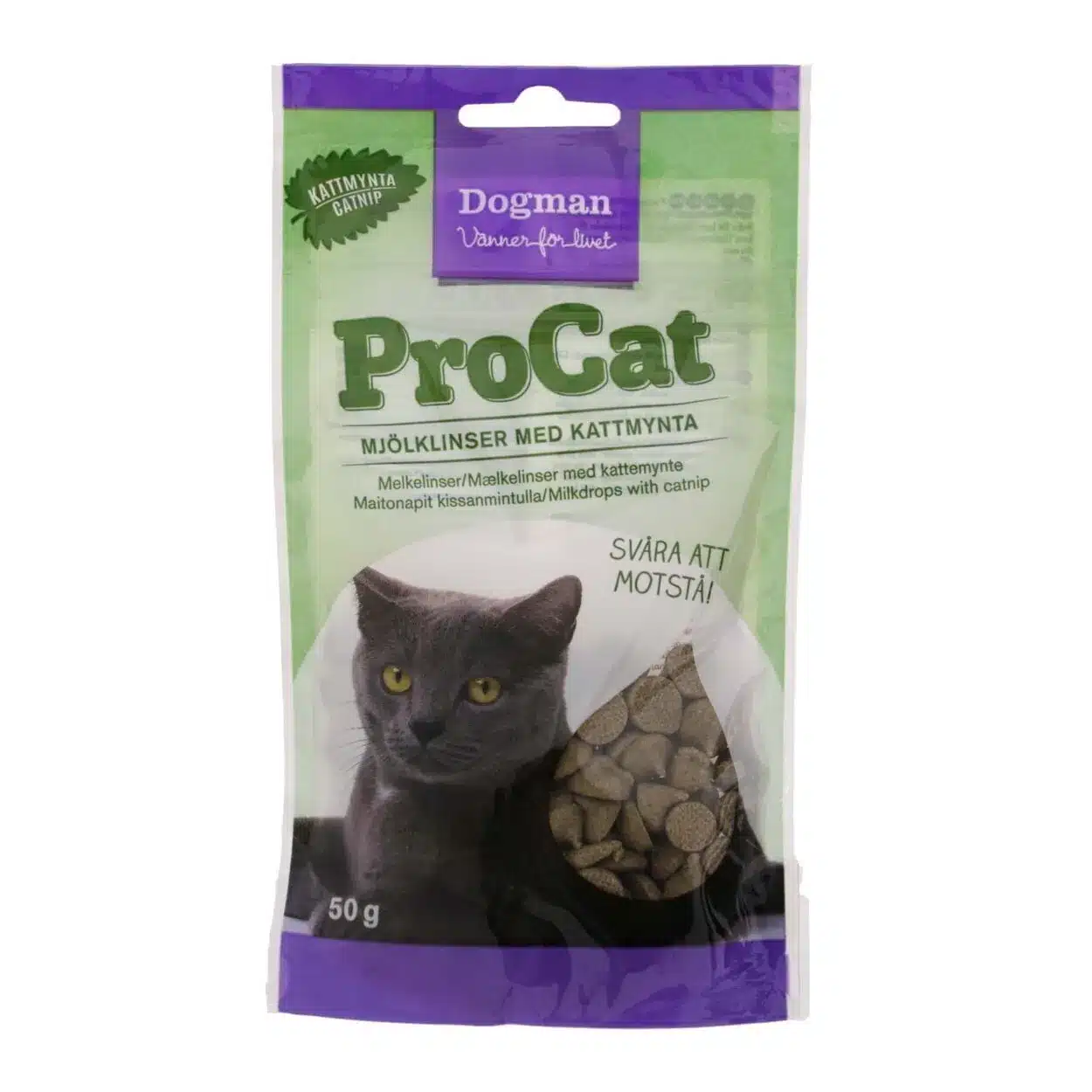 Ett lila och grönt paket Dogman ProCat kattgodis. Framsidan har en bild av en grå katt och innehållet, som verkar vara små, runda godsaker. Texten är på svenska och lyfter fram egenskaper som kattmynta och mjölksmak. Paketet är 50 gram.