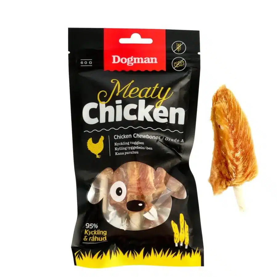 Ett svart paket med Dogman Meaty Chicken Chew Bones för hundar, med en bild av en tecknad hund på. På paketet står det "95% Kyckling & rahud" och "Chicken Chewbones, Grade A." Ett enda kycklingtuggben sitter till höger om förpackningen, perfekt för din hunds glädje.