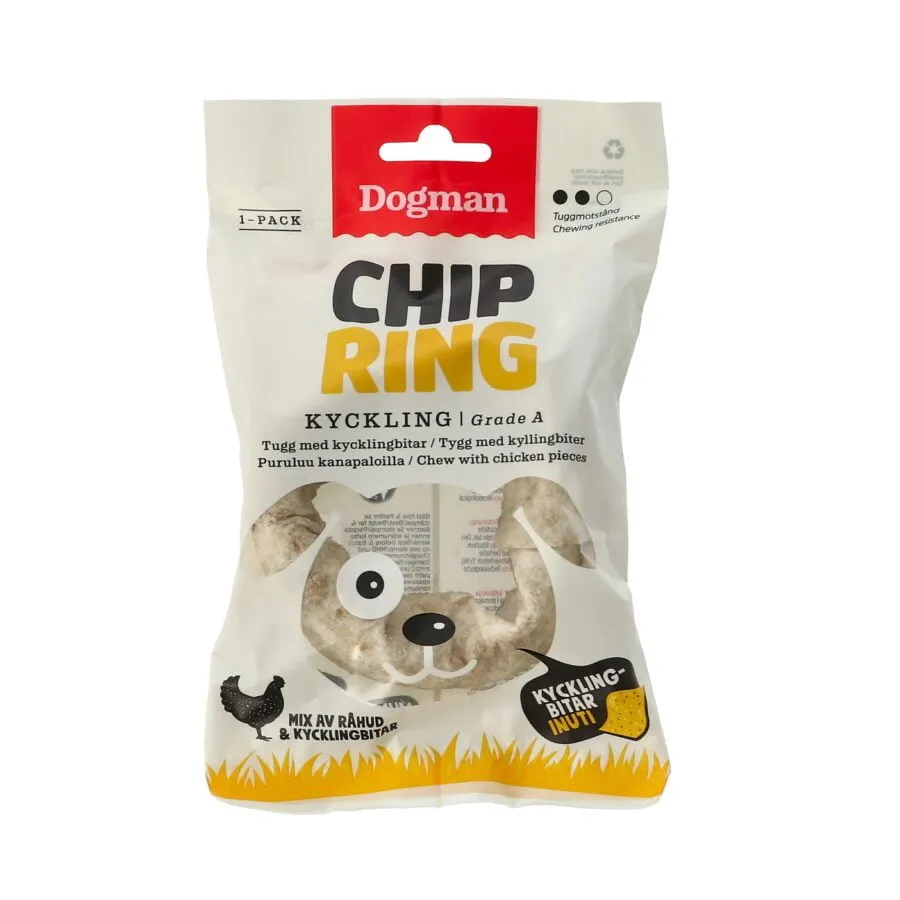 Ett paket Dogman Chip Ring hundtugg med kycklingbitar. Den vita väskan har en röd och gul design, med produktinformation på flera språk. Förpackningen visar också en bild av tuggringen och indikerar att den är gjord med kyckling av klass A, vilket gör den perfekt för din älskade hund.