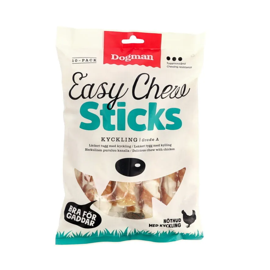 Ett vitt paket med Dogman Easy Chew Sticks för hund. Påsen har en bild av tuggpinnarna och text som lyder "Easy Chew Sticks - Kyckling Grade A - Bra för gaddar." Paketet har en svart hundlogga med texten "10-pack" och "Bra för gaddar.