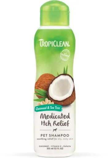 En flaska TropiClean Oatmeal & Tea Tree Medicined Itch Relief Pet Shampoo för din hund eller katt. Etiketten visar kokosnötter och indikerar att produkten innehåller kokos, vitamin E och papaya. Flaskans storlek är 355 ml (12 fl. oz.), med en vit kropp och ett grönt lock.