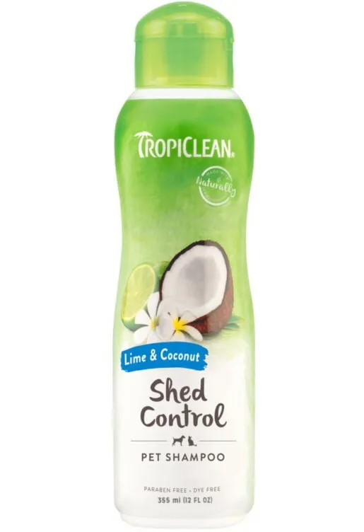 En 355 ml (12 fl oz) flaska med Tropiclean Shed Control Pet Shampoo. Den gröna och vita flaskan har bilder av en lime, kokosnöt och vita blommor. Etiketten framhäver "Lime & Coconut" och anger att produkten är fri från parabener och färgämnen - perfekt för din hunds eller katts skötselrutin.