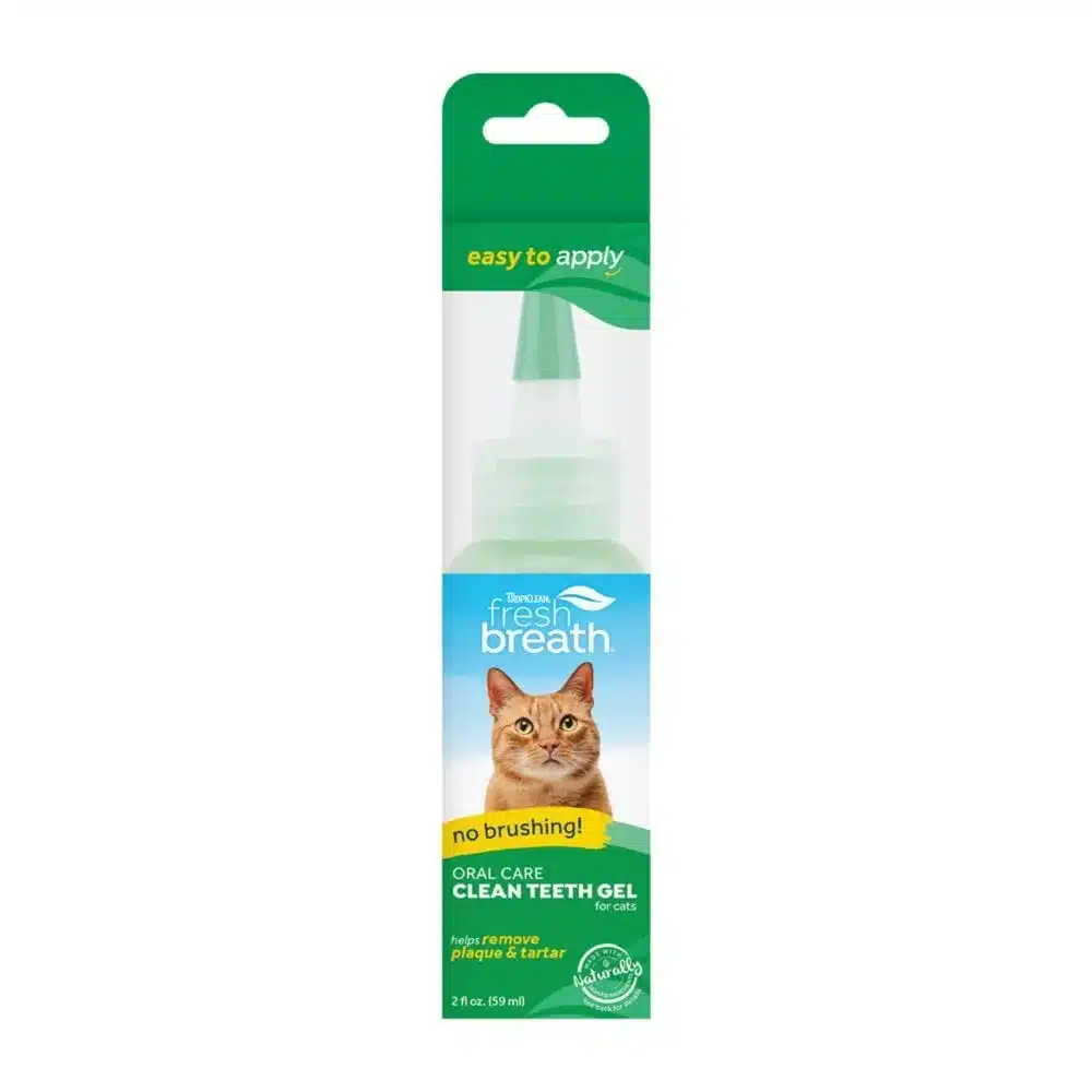 En flaska TropiClean Fresh Breath Oral Care Clean Teeth Gel för katter, med en orange katt på etiketten. Förpackningen markerar "ingen borstning!" och "lätt att tillämpa" förmåner. Innehåller 2 fluid ounces (59 ml) produkt.