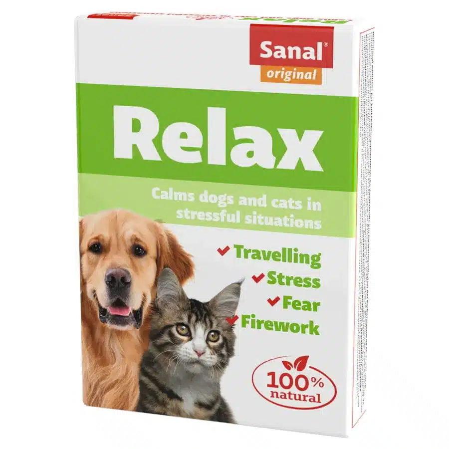 En låda med "Sanal Relax" lugnande tillskott för husdjur, med en bild på en hund och en katt. Texten på förpackningen indikerar att det hjälper till att lindra stress, rädsla och reaktioner på fyrverkerier för hundar och katter. Produkten är avbildad som 100% naturlig.