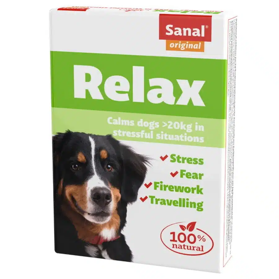 En vit och grön låda med Sanal original "Relax"-tillskott för hundar som väger över 20 kg, perfekt för att lindra stress i din petzi under resor eller fyrverkerier. Förpackningen listar fördelar för stress, rädsla, fyrverkerier och resor, och anger att produkten är 100% naturlig. Det finns en bild på en hund på framsidan.