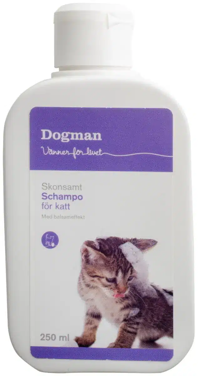 En vit flaska med en lila etikett som visar en bild av en grå och vit kattunge. Texten på etiketten lyder "Dogman" och "Skonsamt Schampo för katt" tillsammans med "Med balsameffekt" och "250 ml." Petzis skonsamma schampo är idealiskt för att hålla din kattvän ren och mjuk.