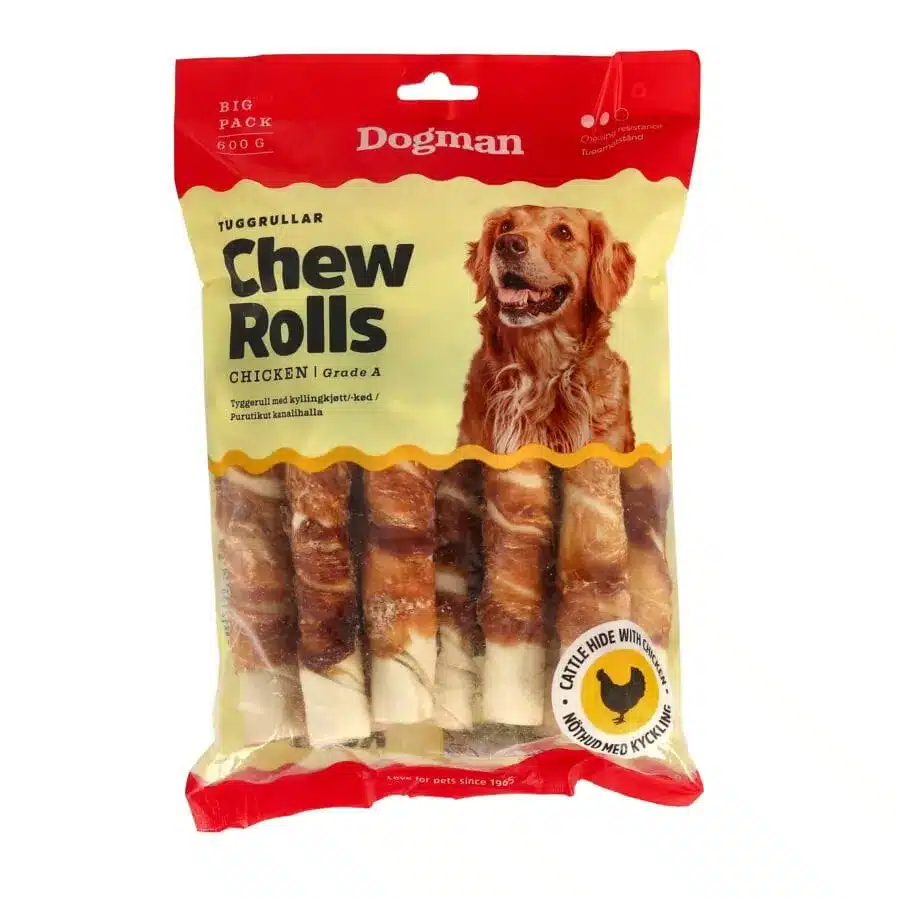 En röd och gul Dogman Chew Rolls-förpackning med en glad hund. Den främre texten framhäver "Chew Rolls Chicken - Grade A", med den nedre texten som indikerar att de är gjorda av nötskinn med kyckling. Sex tuggrullar syns genom förpackningen.