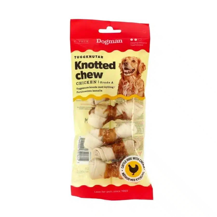 Ett paket med Dogman Knotted Chew för hundar, märkt "Chicken Grade A." Den genomskinliga förpackningen visar flera knutna bengodis inuti. Förpackningen har en glad hund-illustration och text som anger att den är gjord med kyckling, lämplig för husdjur.