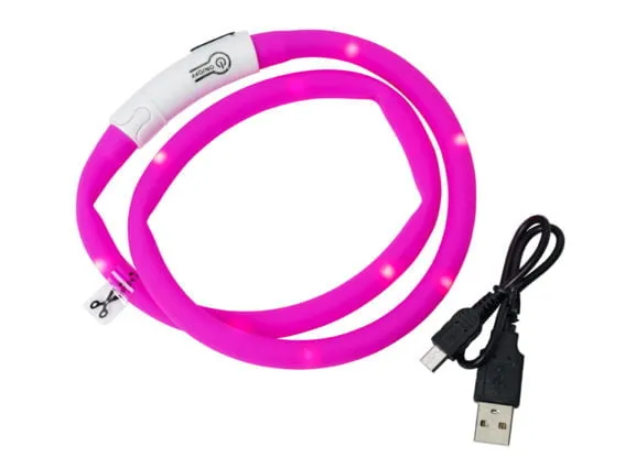 En flexibel, rosa LED-halsläslampa, utrustad med flera små LED-lampor. Den vita kontrollmodulen i mitten har knappar. En frånkopplad svart USB-kabel med standard- och mikro-USB-kontakter är placerad bredvid den, vilket gör den till en perfekt följeslagare för läsning sent på kvällen med din petzi-vän.