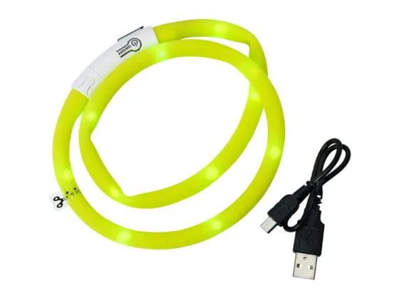 Ett neongult LED-säkerhetshundhalsband med USB-laddningskabel. Kragen, perfekt för att hålla din hund synlig på natten, har flera små lampor och en justerbar rem som verkar ha ett spänne för säker fastsättning.