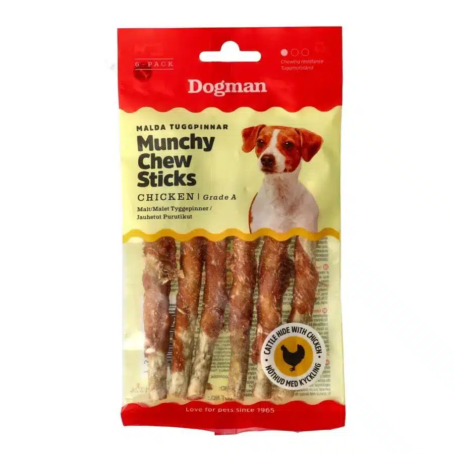 Ett rött och gult Dogman-märke som innehåller sex Munchy Chew Sticks, gjorda av klass A-kyckling. På paketet finns en bild på en hund uppe till höger och det står att godsakerna är gjorda av äkta kyckling. Texten är skriven på både engelska och ett annat språk.